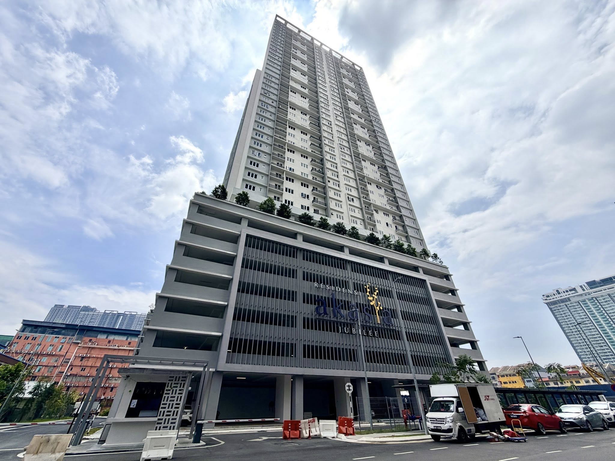 Bangunan tinggi untuk listing serviced residence