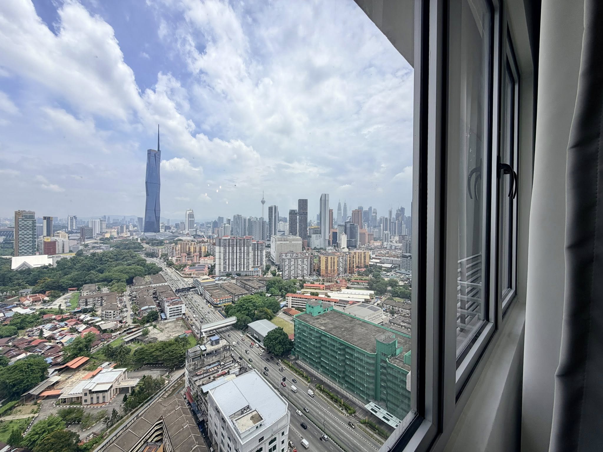 Pemandangan bandar dari unit tingkat tinggi